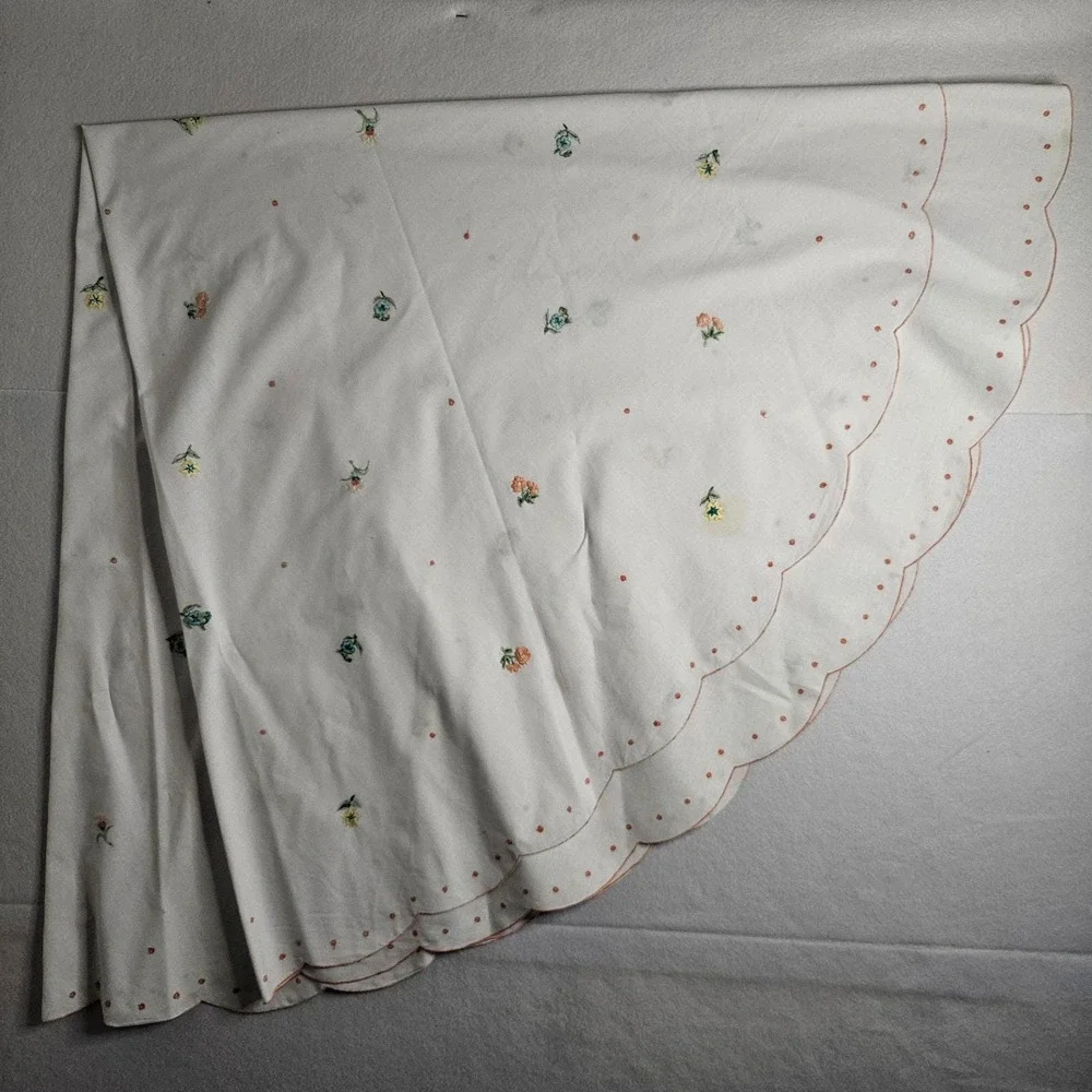 Vintage Round White Tablecloth Scalloped Edge‎ Floral Embroidery 64 Inch Cottage